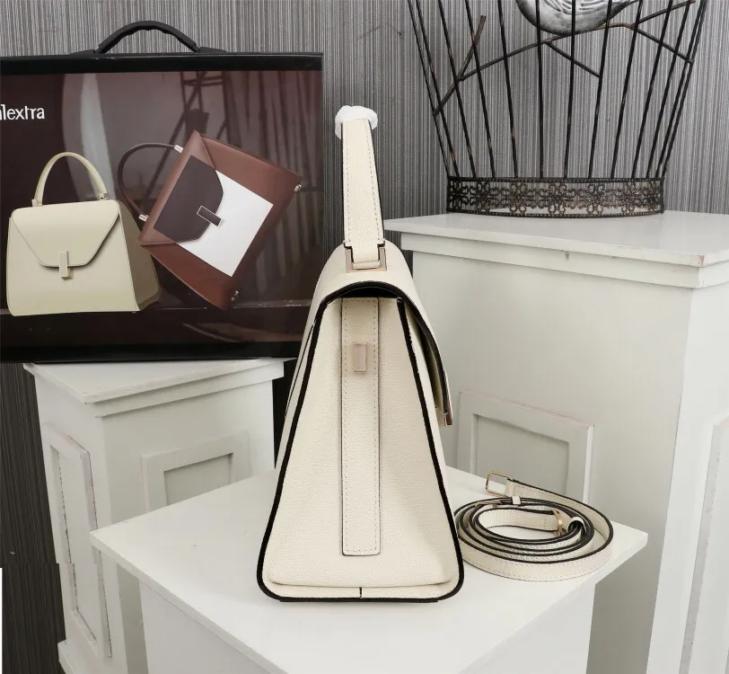 In stock 👉Original medium size off-white, 👉Valextra Valextra Iside, known as Italian Hermès, is one of the most representative designs of Valextra. There is no obvious logo, but the simple collective line design is very recognizable, full of architectural art, and shows a capable and intellectual style. It is made of imported palm-print lining cowhide, with up to five stitches of handwork, and the shiny oil edges test the skill of the craftsman. Medium size: 26cm【6627#】